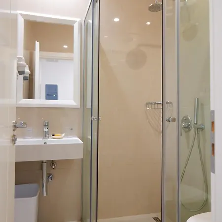 Luxury מלון 4*